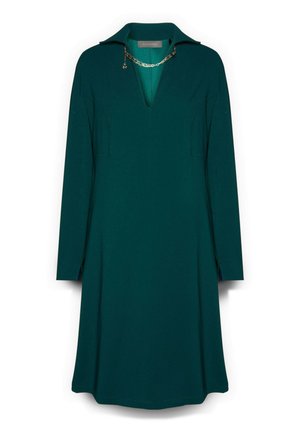 Teal jurk met een kraag, lange mouwen en een V-hals. Het heeft zijsplitten en een decoratieve kettingaccent bij de halslijn. Gladde textuur.