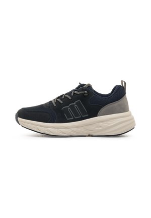 Zapatilla deportiva de color azul marino con materiales de malla y ante, acentos texturizados, entresuela gris claro y suela de goma negra. Presenta cordones contrastantes.