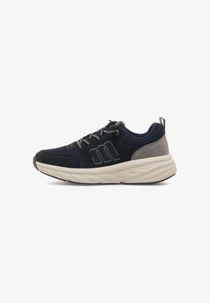 Zapatilla deportiva de color azul marino con materiales de malla y ante, acentos texturizados, entresuela gris claro y suela de goma negra. Presenta cordones contrastantes.