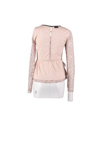 Blushroze blouse met lange kanten mouwen, peplum taille en ritssluiting aan de achterkant, getoond op een wit paspop.