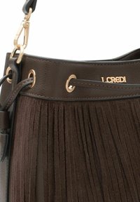 Bolso de cuero marrón oscuro con textura plisada, herrajes en tono dorado y una correa desmontable. Nombre de la marca "L. Credi" en relieve en la parte superior.