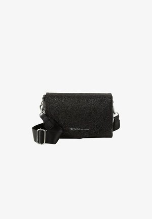 Czarna torebka crossbody o błyszczącej fakturze, z klapą na zawiasie i regulowanym paskiem. Akcenty ze stali z logo marki.