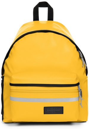 Sac à dos jaune avec une finition brillante, une forme incurvée, des accents noirs contrastants, une poche zippée à l'avant et une bande réfléchissante argentée.