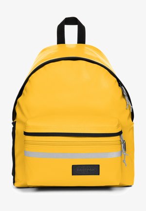 Mochila amarilla con un acabado brillante, forma curva, acentos en negro que contrastan, un bolsillo frontal con cremallera y una franja reflectante plateada.