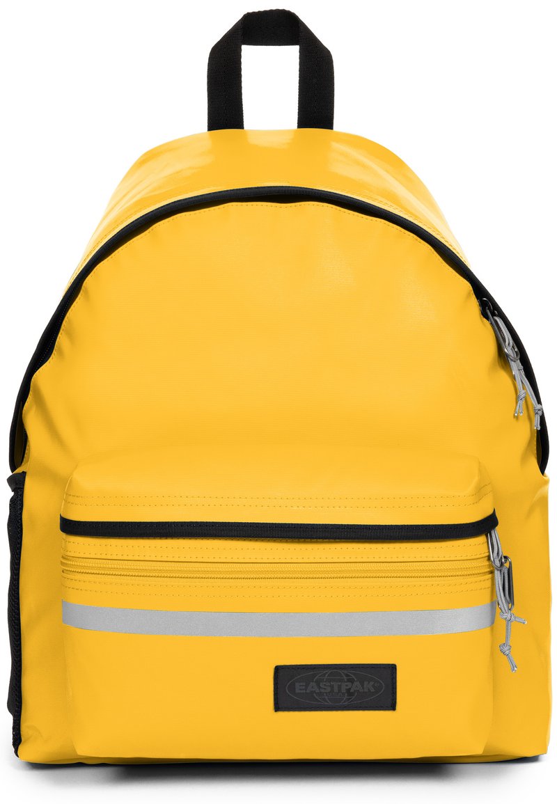 Sac à dos jaune avec une finition brillante, une forme incurvée, des accents noirs contrastants, une poche zippée à l'avant et une bande réfléchissante argentée.