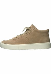 Zapatilla alta de ante beige con puntera redondeada, cordones tonales y una suela de goma blanca minimalista. Presenta costuras cosidas y un detalle de marca.