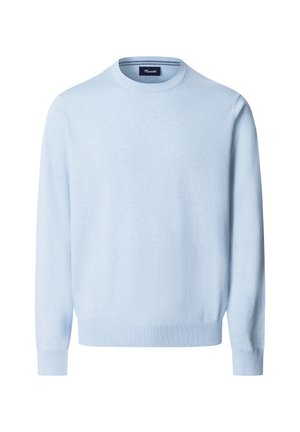 Lichtblauwe trui met lange mouwen en ronde hals, met geribbelde manchetten en zoom, gemaakt van zachte stof, weergegeven tegen een effen witte achtergrond.