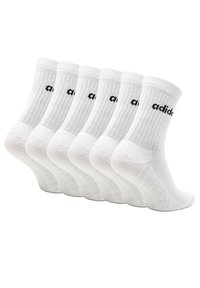 Weiße Baumwoll-Sneaker-Socken mit gerippter Textur, verstärktem Fersen- und Zehenbereich sowie schwarzem "adidas"-Logo am oberen Rand. Sechserpack.
