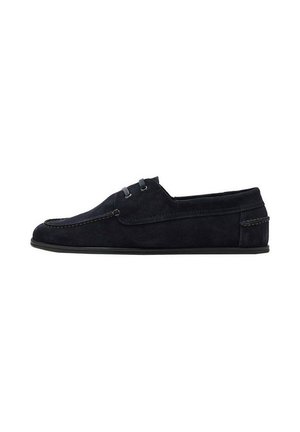 Mocassin homme en daim bleu foncé avec lacets à l'avant, coutures soignées et semelle plate noire, présenté en profil.