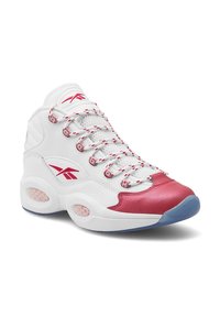 Biele vysoké tenisky s koženým exteriérom, červenými akcentmi, priedušnou sieťovinou a vzorovanými šnúrkami; vypchatá podrážka s ružovými detailmi.