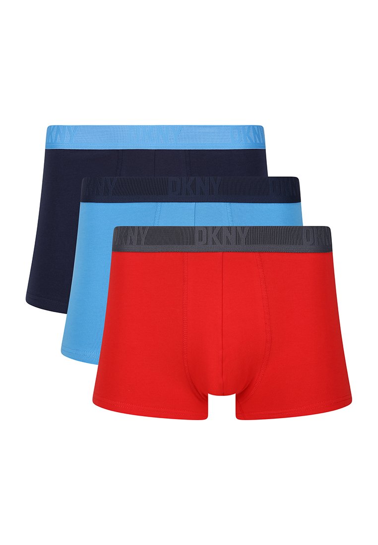 Trzy pary bokserek DKNY: niebieskie, granatowe i czerwone. Każda z nich ma miękki, elastyczny pas z detalem logo oraz dopasowany krój.
