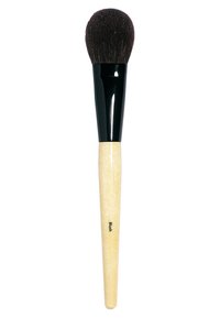Pennello per fard con testa a setole nere, densa e rotonda, e manico in legno affusolato. Il manico presenta una finitura in legno chiaro e un testo inciso.