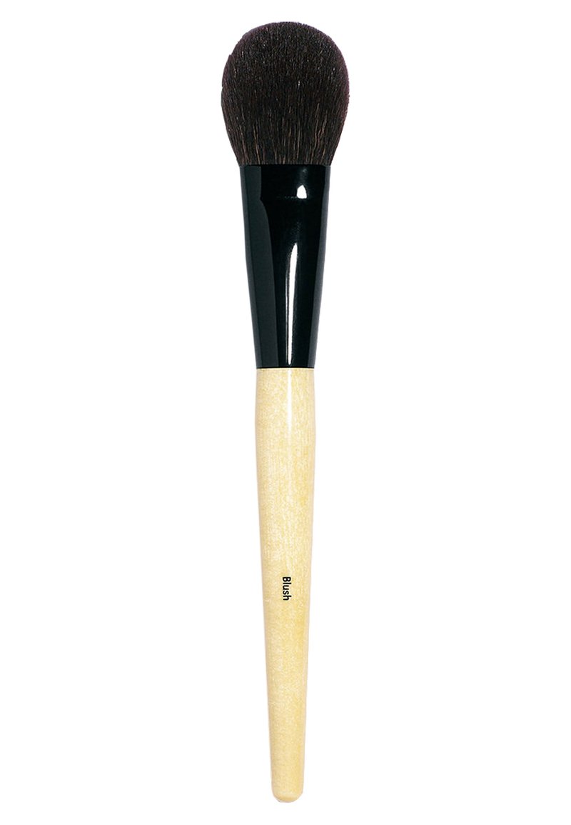Pennello per fard con testa a setole nere, densa e rotonda, e manico in legno affusolato. Il manico presenta una finitura in legno chiaro e un testo inciso.