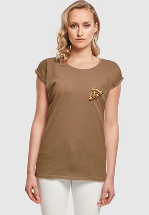 Brun bomull t-skjorte med rullet korte ermer og et brodert grafisk motiv av en pizzastykke på brystet. Avslappet passform, myk tekstur.