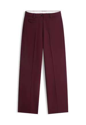 Pantalon droit bordeaux avec plis sur le devant, passants de ceinture, fermeture à bouton, poches latérales inclinées, et une petite poche à rabat sur le devant droit.
