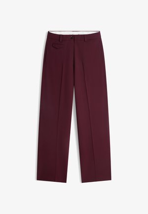 Pantalon droit bordeaux avec plis sur le devant, passants de ceinture, fermeture à bouton, poches latérales inclinées, et une petite poche à rabat sur le devant droit.