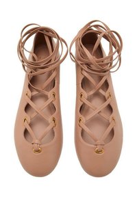 Los zapatos desnudos con cordones presentan un material suave, punta redondeada, correas entrelazadas, acentos de hardware dorado y una suela plana.