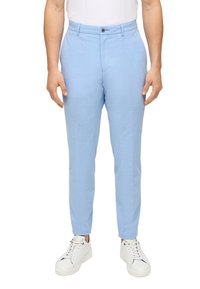 Světle modré kalhoty na míru z hladké látky, s klasickým zapínáním na knoflíky, bočními kapsami a úzkým střihem.