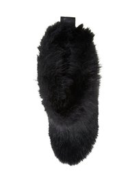 Chausson en fausse fourrure noire avec une forme arrondie, une texture douce et une semelle plate. Dispose d'une simple lanière noire sur le dessus.