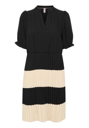 Melnas un krēma pleitota kleita ar V-veida kakla izgriezumu, pūkainām īsām piedurknēm un maiņām horizontālām svītrām. Gluda auduma ar plūsto�šu dizainu.