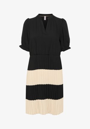 Fekete és krém színű, redőzött ruha V-nyakkivágással, puffos rövid ujjakkal és váltakozó vízszintes csíkokkal. Sima anyag, amely áramló dizájnnal rendelkezik.