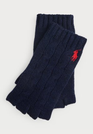 Luvas sem dedos de malha azul-marinho com padrão de trança, punhos canelados e um pequeno logótipo vermelho. Feitas de uma mistura de lã suave e texturizada.