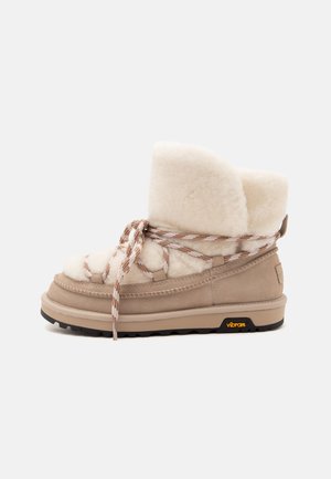 UGG, CLASSIC TREAD FLUFFED BOOT - Bottes de neige - moonlight