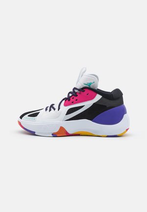 Witte, zwarte, paarse en roze sportschoen met meerkleurige zool, hoge kraag en turquoise logo op witte tong, zijaanzicht.