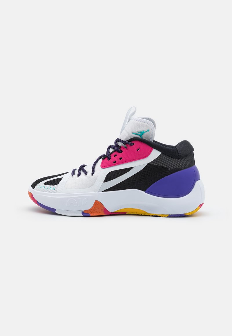 Baskets de sport blanches, noires, violettes et roses avec semelle multicolore, col montant et logo turquoise sur la languette blanche, vues de profil.