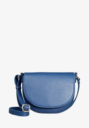 Blaues Leder-Crossbody-Täschchen mit strukturiertem Finish, runder Form und Klappenverschluss. Verfügt über einen langen, verstellbaren Riemen und silberne Beschläge.