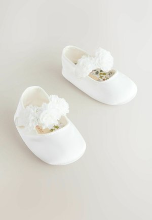 Weiße Ballettschuhe für Kinder mit floralen Verzierungen, aus weichem Stoff, runder Zehenpartie und gemustertem Innenfutter. Leicht und flexibel im Design.