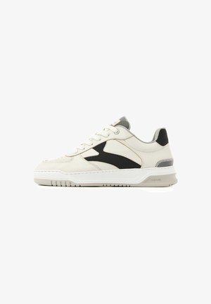 Weißer Sneaker mit schwarzem Seitenpanel, grauem Innenfutter, grauem Fersen-Detail und weißer Sohle mit "VIA VAI" Branding.