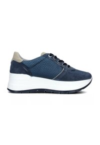 Marinstiv blå sneaks med vävd textil och delar i mocka, vit mellansula och svart yttersula; har sex snörhål och en vadderad krage.