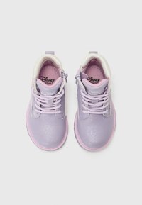 Baskets pailletées violettes avec des lacets blancs, des semelles roses et un revers irisé. Présente des marques Disney et un design à bout arrondi.