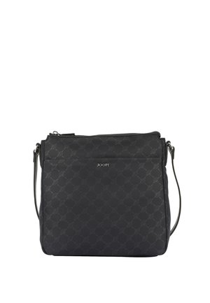 Borsa a tracolla nera realizzata in tessuto texturizzato, con chiusura superiore a zip, logo discreto e motivo geometrico su tutta la superficie. Tracolla regolabile.
