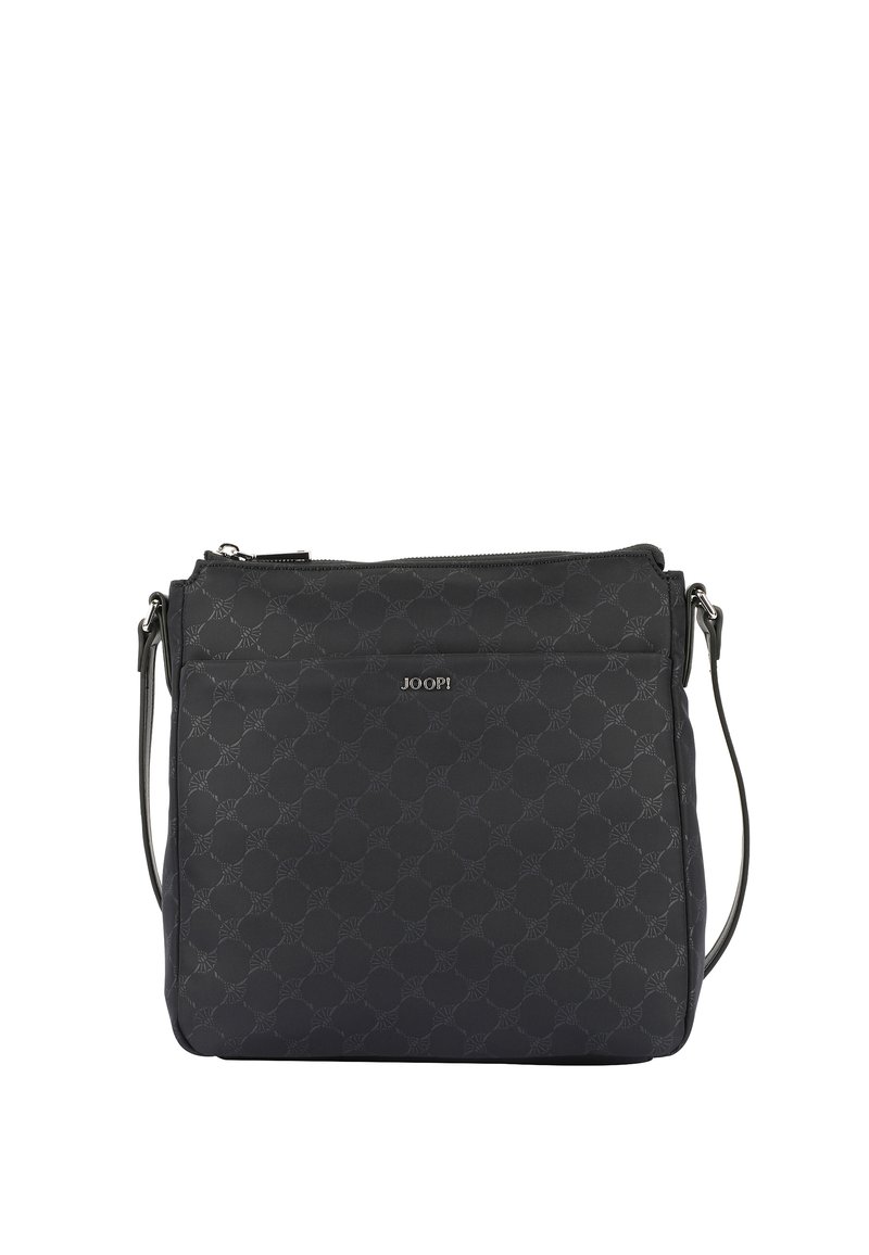 Borsa a tracolla nera realizzata in tessuto texturizzato, con chiusura superiore a zip, logo discreto e motivo geometrico su tutta la superficie. Tracolla regolabile.