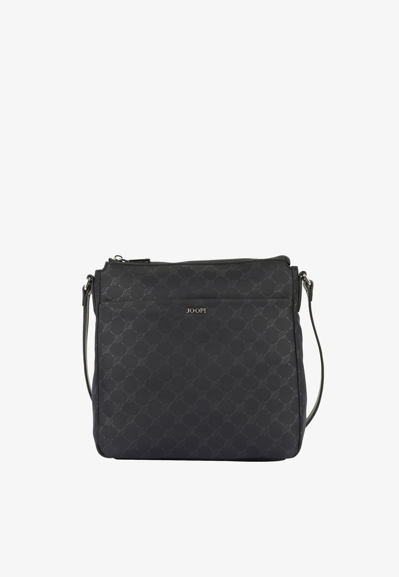 Borsa a tracolla nera realizzata in tessuto texturizzato, con chiusura superiore a zip, logo discreto e motivo geometrico su tutta la superficie. Tracolla regolabile.