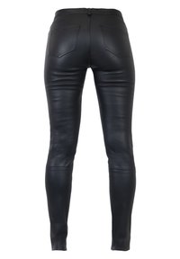 Svarta läderleggings med en elegant, kroppsnära design. Har en hög midja och två bakfickor, slät textur och ingen synlig hårdvara.