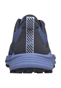 Zapatilla atlética negra y azul con una parte superior texturizada, acentos de malla y una suela de goma azul. Presenta una pestaña en el talón gris a rayas.