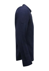 Langarmshirt van donker marineblauwe linnen, met een puntige kraag en knoopsluiting aan de mouwen. Glad erg met minimale ontwerpelementen.
