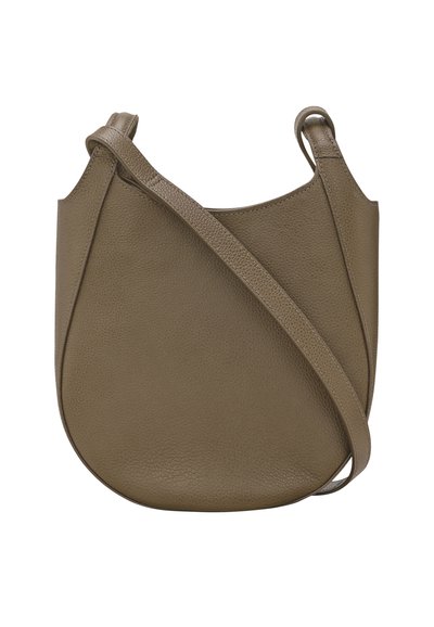 Braune Leder-Crossbody-Tasche mit runder Form, strukturierten Oberflächen, einem einzigen Tragegurt und minimalistischem Design. Keine sichtbaren Beschläge oder Akzente.