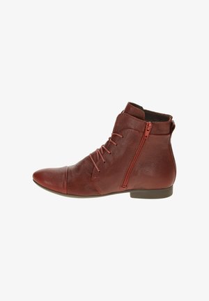 Rote Leder-Stiefelette mit spitzem Zehenbereich, seitlichem Reißverschluss und Schnürung. Strukturierte Oberfläche mit niedrigem Absatz und minimalistischem Stil.