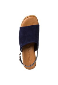 Sandalo in camoscio blu navy con una larga fascia, soletta in pelle e una sottile cintura regolabile alla caviglia. Suola marrone con il logo del marchio impresso.