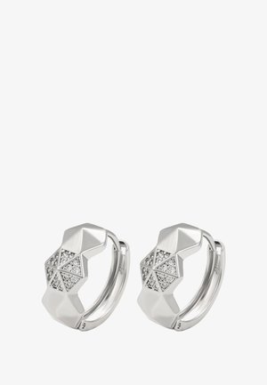 Ezüst karika fülbevalók geometriai lapokkal, mindegyiken hat háromszög alakú szakasz található beágyazott áttetsző kristályokkal az elején.