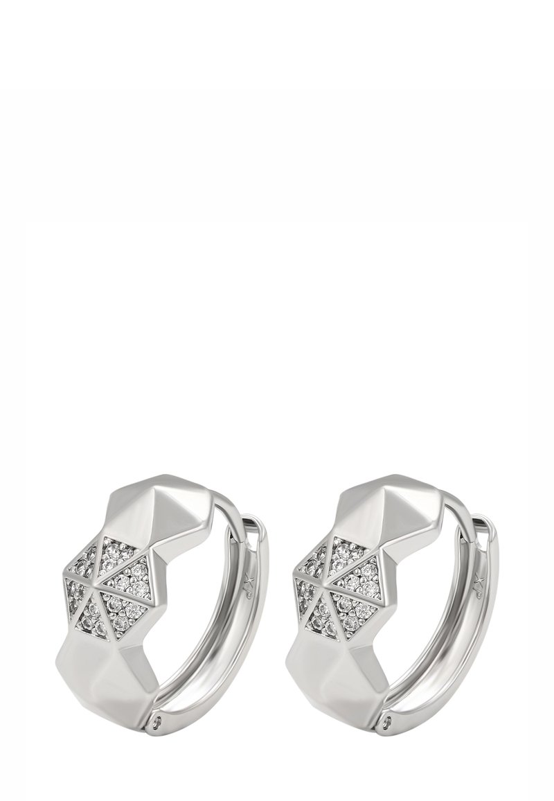 Sidabriniai auskarai žiedai su geometrinėmis facetais, kiekvienas turintis šešias trikampes dalis su įterptais skaidriais kristalais priekyje.