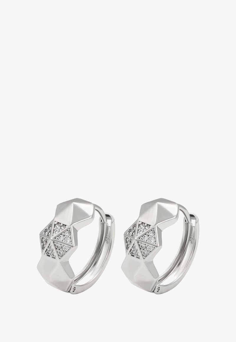 Sidabriniai auskarai žiedai su geometrinėmis facetais, kiekvienas turintis šešias trikampes dalis su įterptais skaidriais kristalais priekyje.