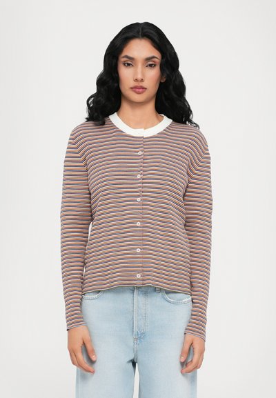 Cardigan rayé avec des lignes horizontales multicolores, col blanc et fermeture à boutons sur le devant. Texture douce et design ajusté.