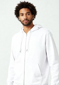Felpa con zip bianca in tessuto morbido, con tasca anteriore, cappuccio regolabile e dettagli in metallo argentato.