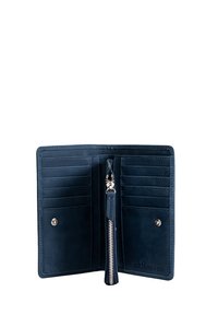 Navyblauwe leren portemonnee met meerdere kaartvakjes, een ritsvak en een drukknoopsluiting. Gladde textuur, minimalistisch ontwerp en zilverkleurige hardware.