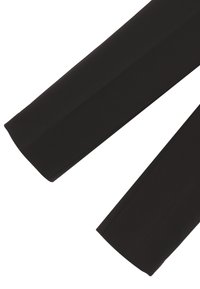 Pantaloni in tessuto elastico nero con una texture liscia, caratterizzati da bordi rifiniti e un design a gamba dritta. Senza modelli visibili o decorazioni.